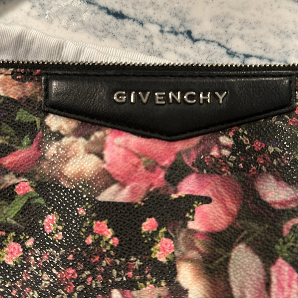 Givenchy - Picture 4 of 5